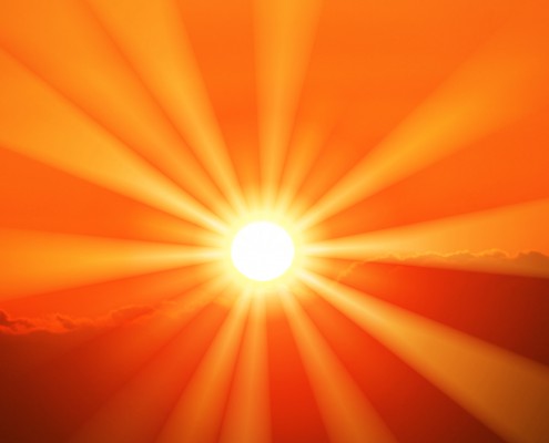 Ein Bild der Sonne mit kräftigen Sonnenstrahlen