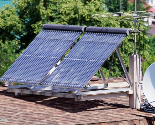 Ein Solarmodul zur Wärmegewinnung ist auf einem Hausdach installiert