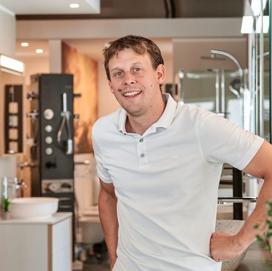 Christian Lang, einer der Geschäftsführer von Riedl Sanitär- und Heizungstechnik, verantwortlich für die Installation und Umsetzung geplanter Projekte