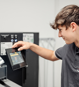 Mitarbeiter von Riedl Sanitär- und Heizungstechnik Marktoberdorf bedient das Display einer modernen Heizungsanlage