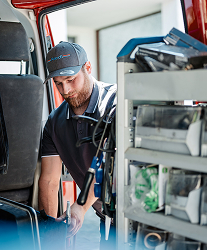 Monteur Maximilian Plobner von Riedl Sanitär- und Heizungstechnik Marktoberdorf mit Firmenwagen beim Kundeneinsatz