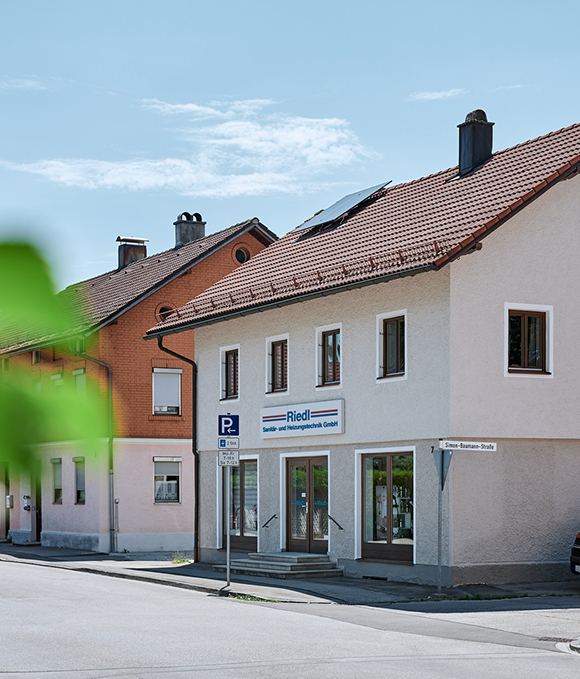 Firmengebäude von Riedl Sanitär- und Heizungstechnik in Marktoberdorf, Handwerksbetrieb für Heizung, Sanitär, Solarthermie und Lüftung