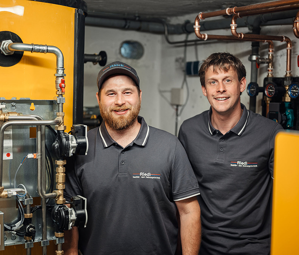 Monteur Maximilian Plobner und Geschäftsführer Christian Lang von Riedl Sanitär- und Heizungstechnik vor einer neu installierten Heizungsanlage